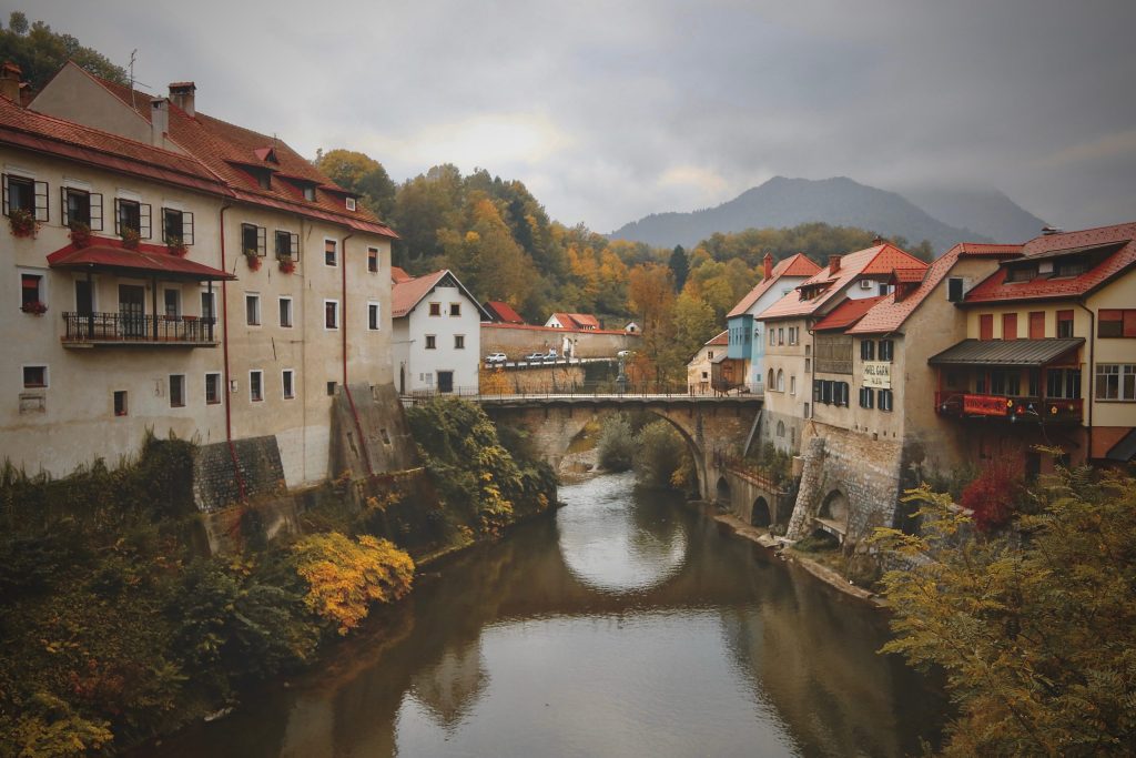 Koeriersdienst Slovenië rivier foto koerier